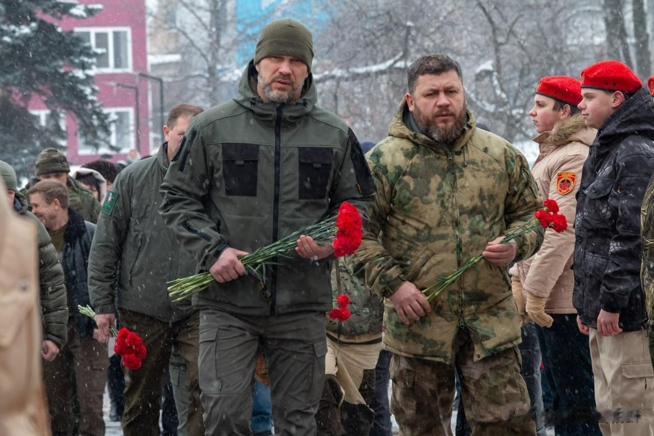 顿涅茨克纪念德巴尔切沃解放8周年。
德巴尔切夫地处顿涅茨克、卢甘斯克与西部的铁路