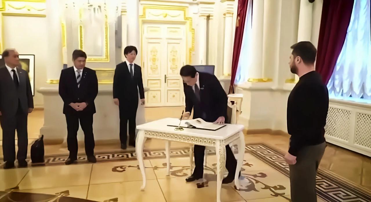 ❗️🇯🇵🇺🇦日媒：岸田首相访问乌克兰愚蠢至极。

据日本杂志《现代周刊》