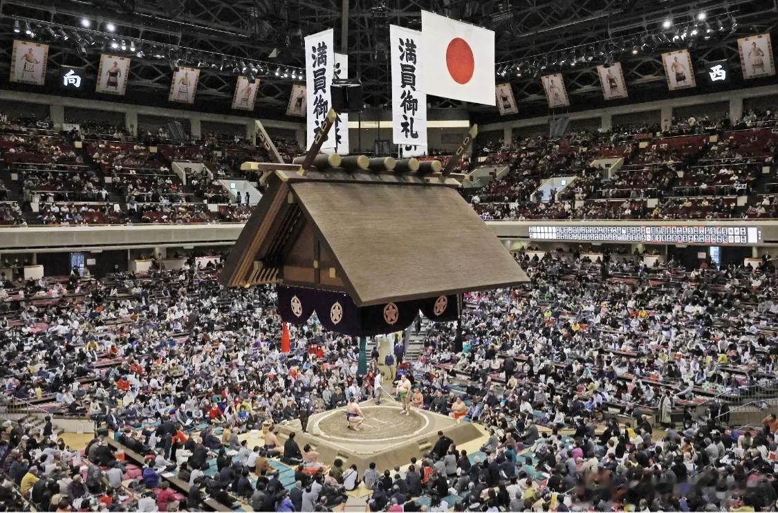 日本新年相扑大赛在东京两国国技