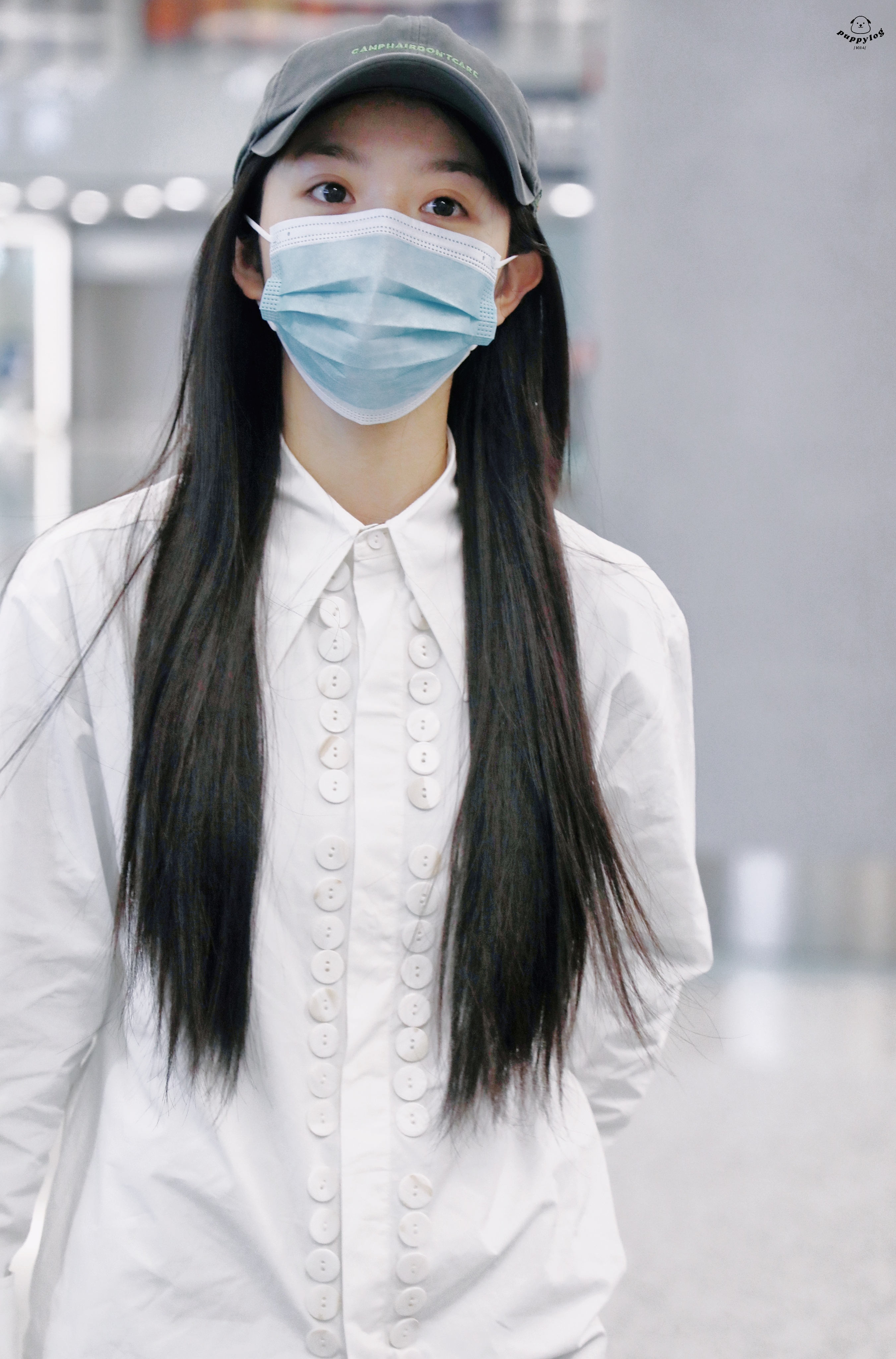 #田曦薇白衬衫机场路透#田曦薇现身机场饭拍~白色衬衫+黑色棒球帽，简约时尚，衬衫