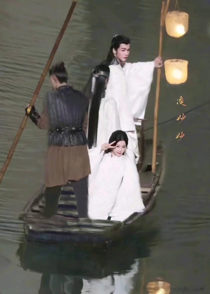  这个也好有氛围感啊，虞书欣还在比耶 ​​​
