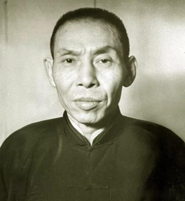   杜月笙的客厅里有一副对联，14个字道尽他的侠义之心与显赫地位。

位于上海市