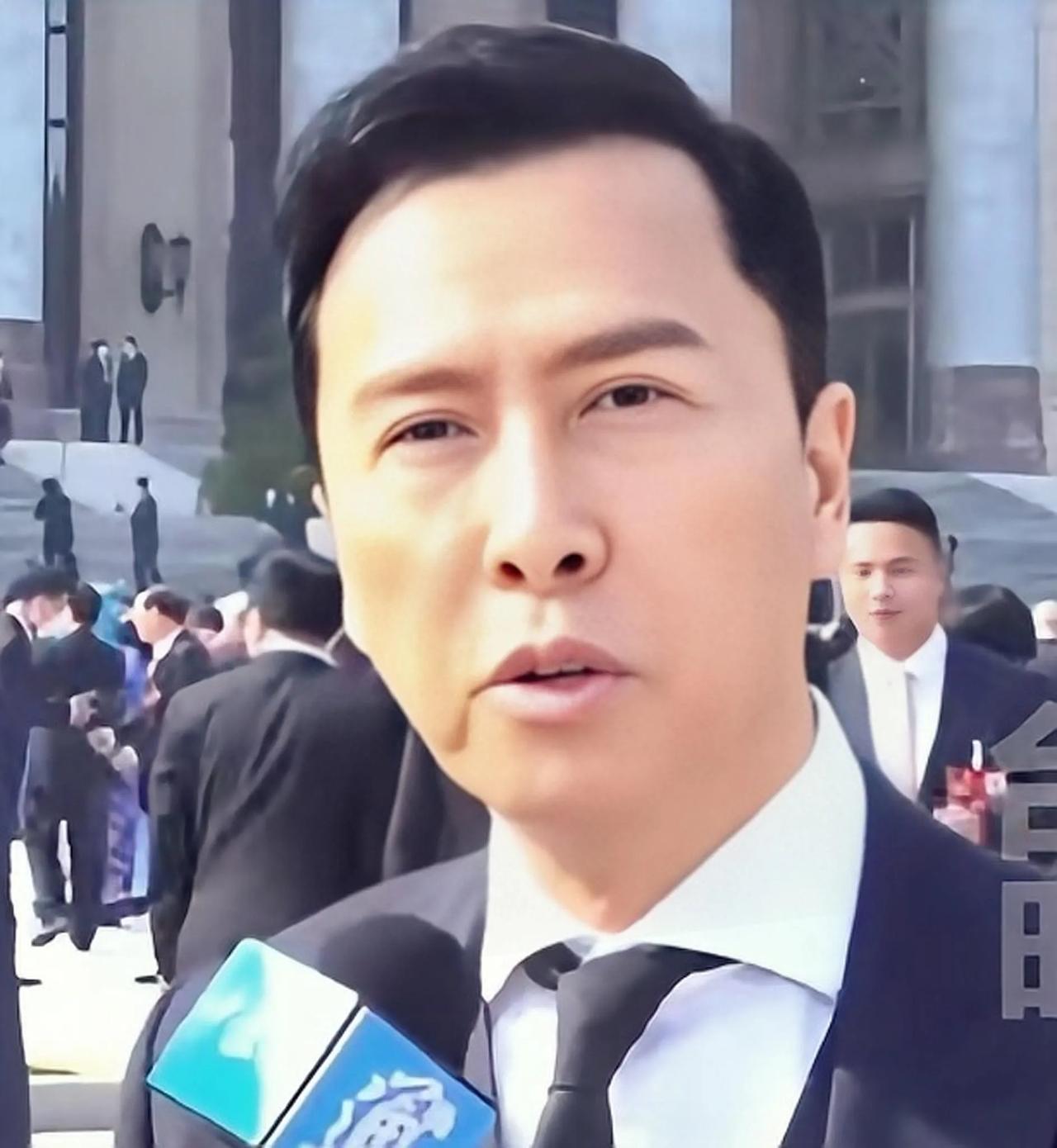  新一届人大政协委员，爱国艺人，甄子丹近些年的电影体现了爱国主义情怀，为中华民族