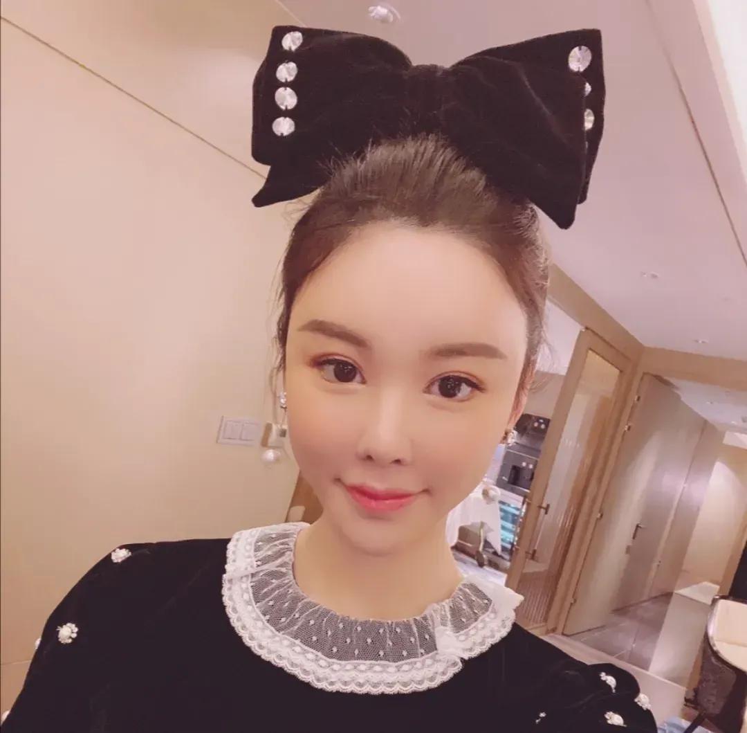 香港名媛蔡天凤对自己绝对是个狠人！她能六年生四胎，还能把身材保养的如此好，背后一