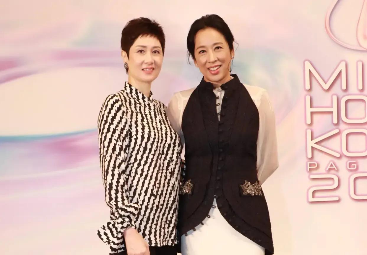 阔太朱玲玲无论什么场合都是重压群芳。

出席活动，白色真丝衬衣搭配白色一步裙，脚