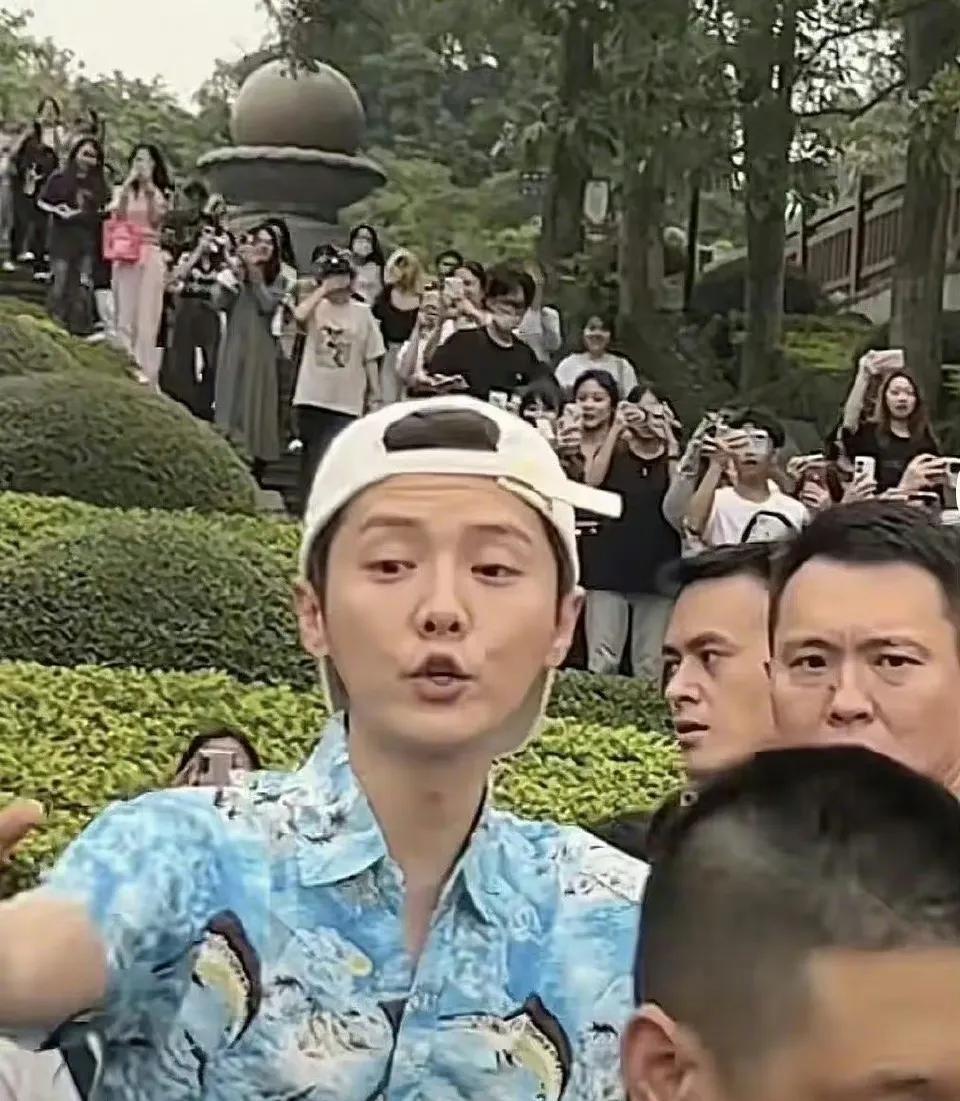 鹿晗退出小鲜肉序列

4月6号鹿晗最新路人生图曝光，他没有了白嫩的肤色，而且一脸