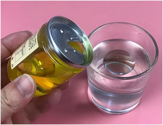 1滴食用油就能鉴别白酒是好是坏？这个勾兑酒的鉴别小技巧，建议爱喝酒的人都看看
如
