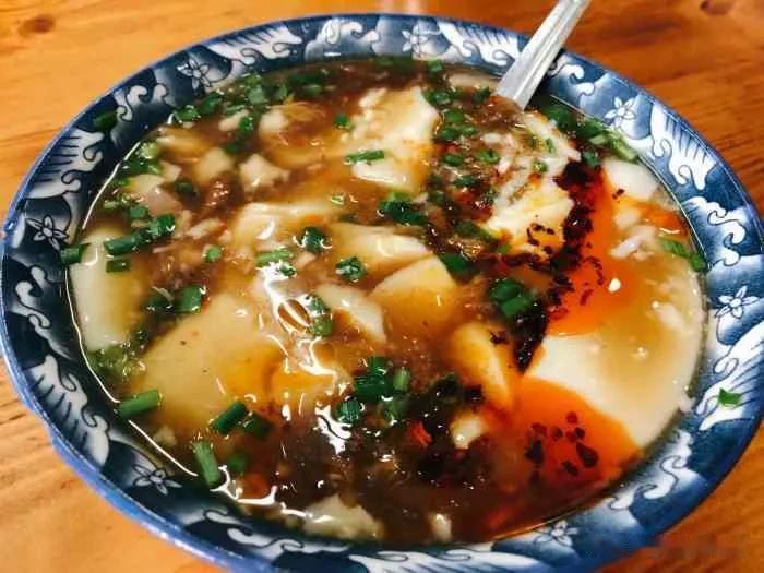 【冷嗖嗖，一碗豆腐脑下肚热乎乎】今天是农历二月十四，一般每年的这个时候都比较热了