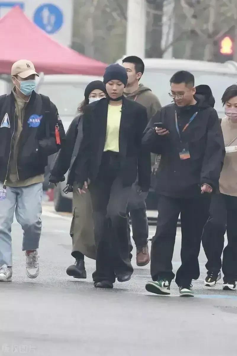 我被王菲的女儿窦靖童惊呆艳了。在活动上穿黑色西装略显成熟，脖子上的颈圈太时尚了。