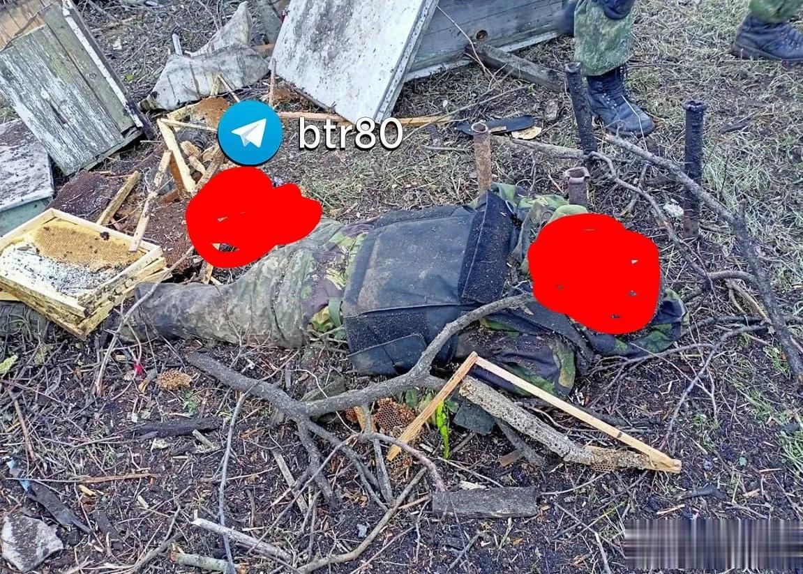 俄军动员新兵的阵亡遗体趴在卢甘