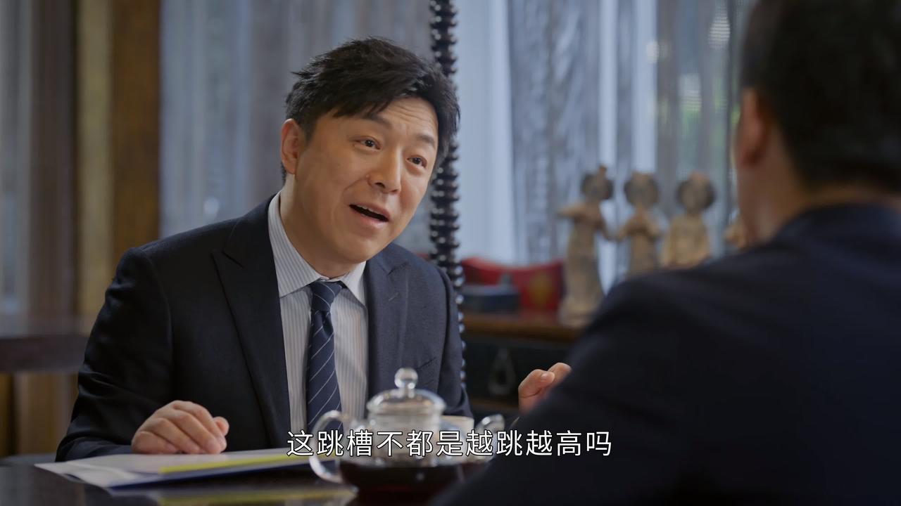 中年男人对猎头说：是不是这跳槽不都是越跳越高吗？我这职位越来越低，什么情况？猎头
