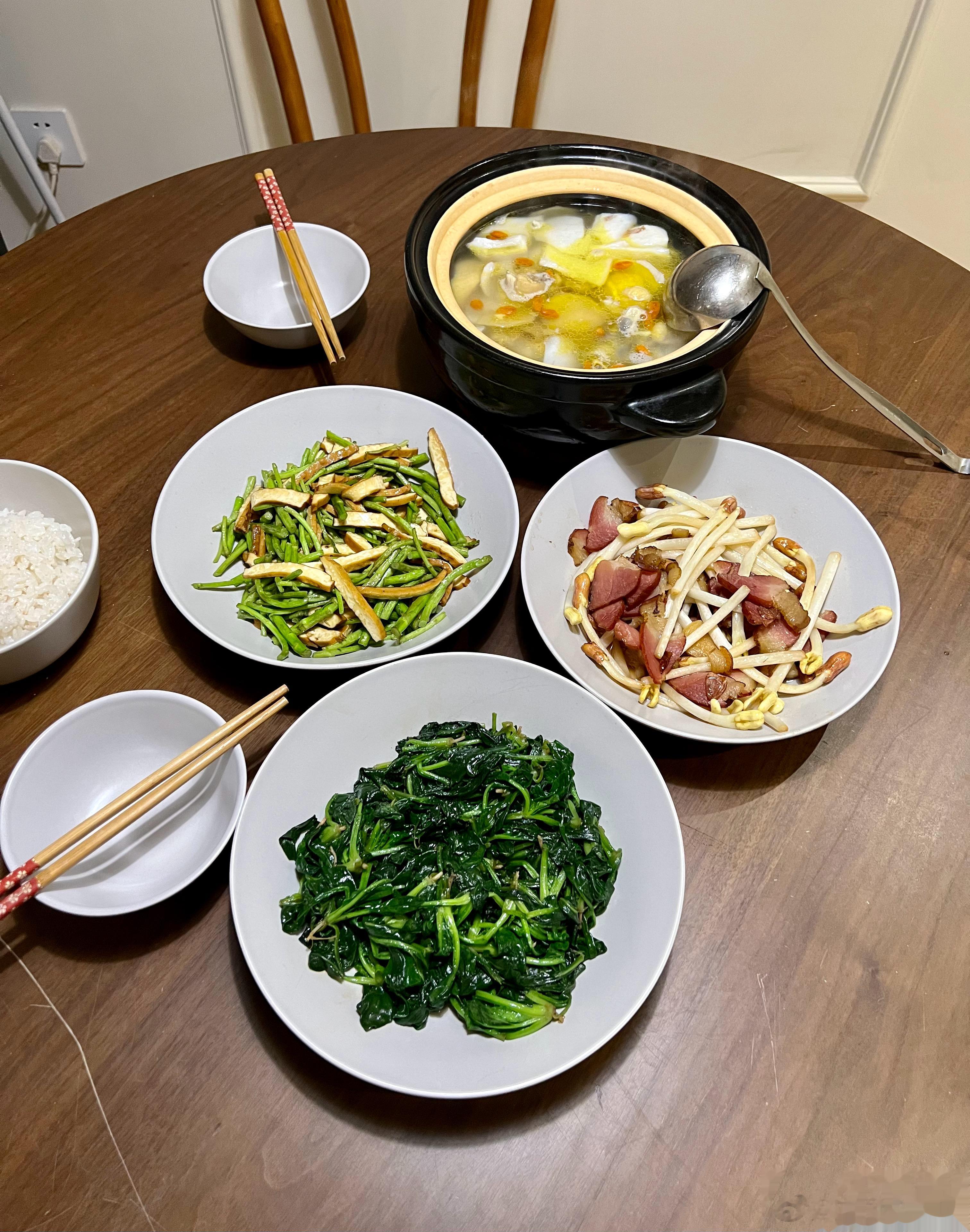 今天的晚饭：芦蒿炒豆干，腊肉炒花生芽，黄油菠菜，还有椰青椰肉一起炖的鸡汤。这个汤