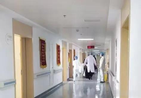 同事生病难受，我问他为什么不去医院？他说：“小病我扛一扛就过去了，大病别人扛一扛
