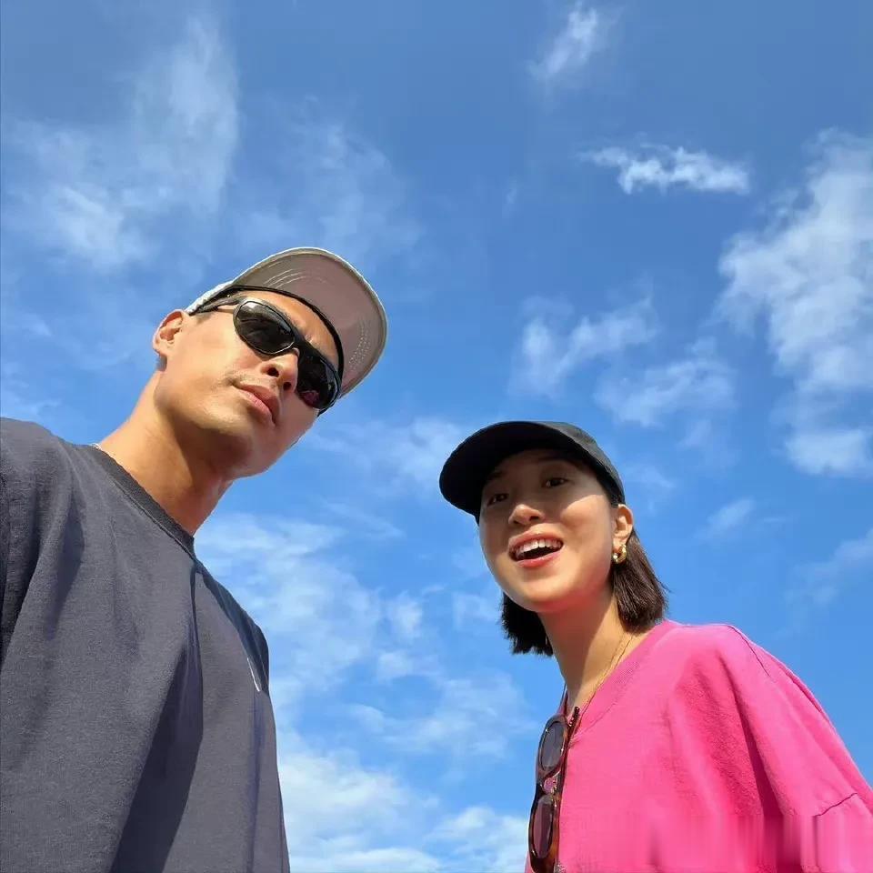 杨祐宁分享了一家四口出行旅游的照片，照片中杨祐宁还是憨憨的的样子，满脸都是幸福快
