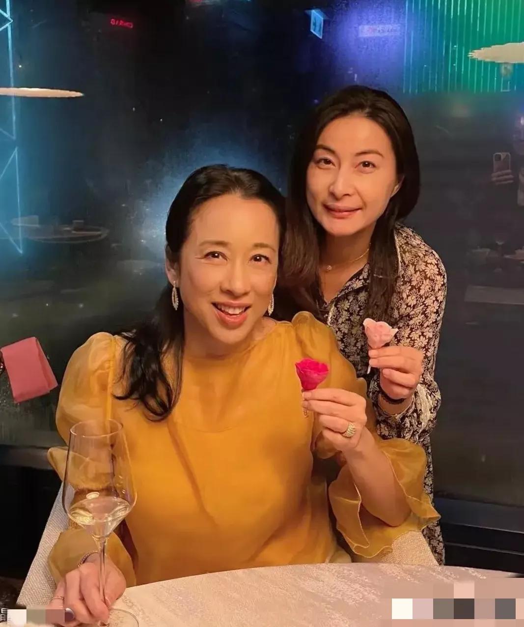 郭晶晶和婆婆朱玲玲的合影，两人虽然相差20多岁，但是看起来就像是姐妹，朱玲玲真的