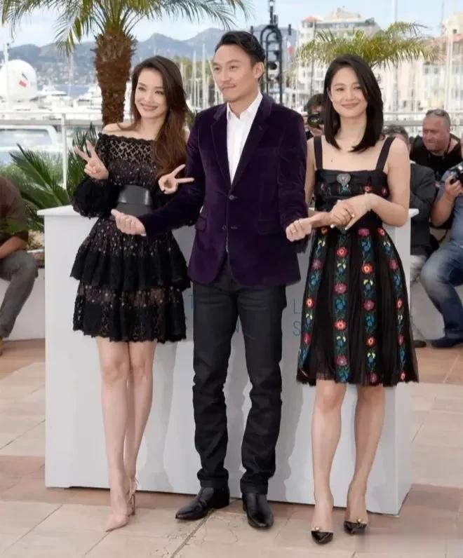 两大气质美女合照，谁赢了谁？

她们两个，一个风情万种，一个气质清冷。就像两朵不