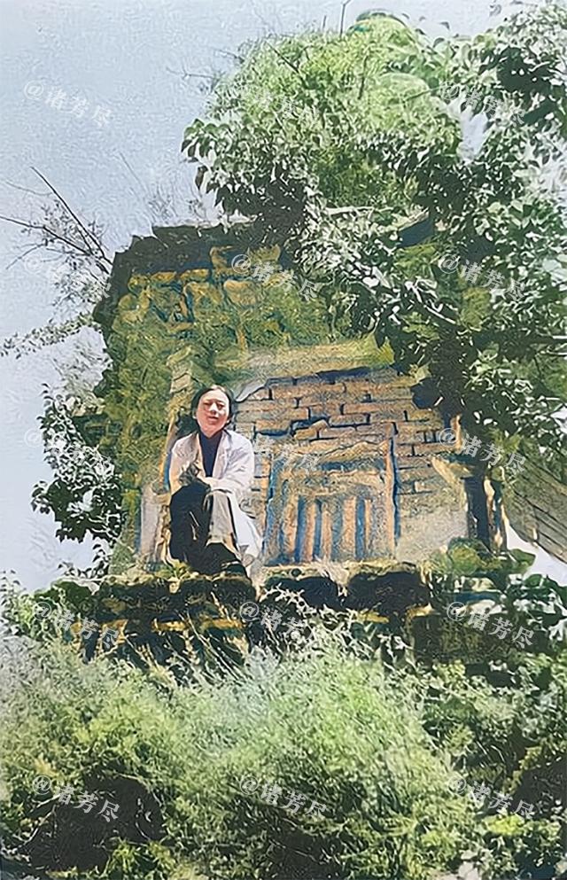 1937年7月，33岁的林徽因在山西五台县佛光寺祖师塔的上檐，留下了这张珍贵照片