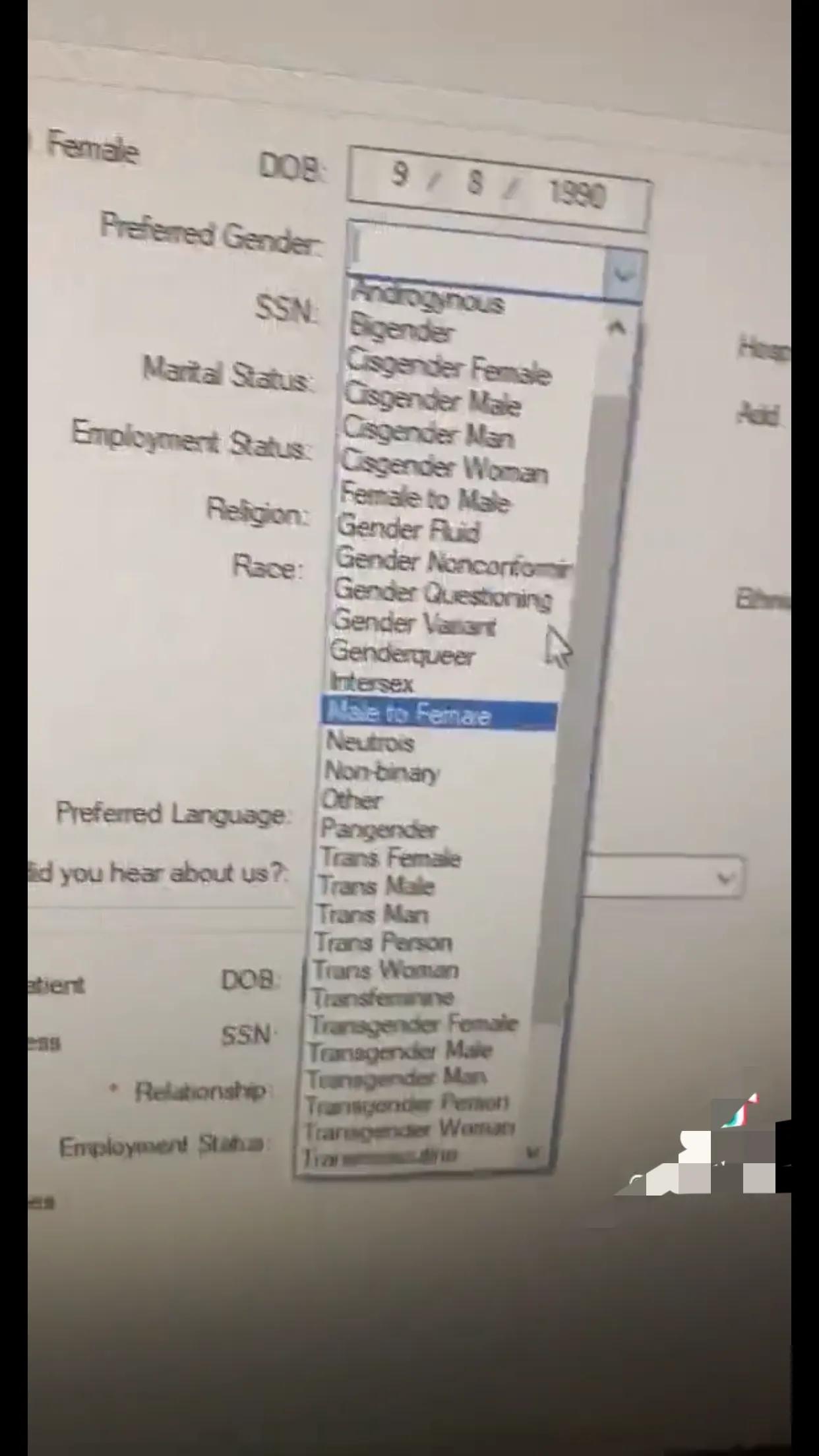 美国把“性别”玩得太溜了！瞧这个网站，性别一栏拉下来，洋洋洒洒97种性别！对于只