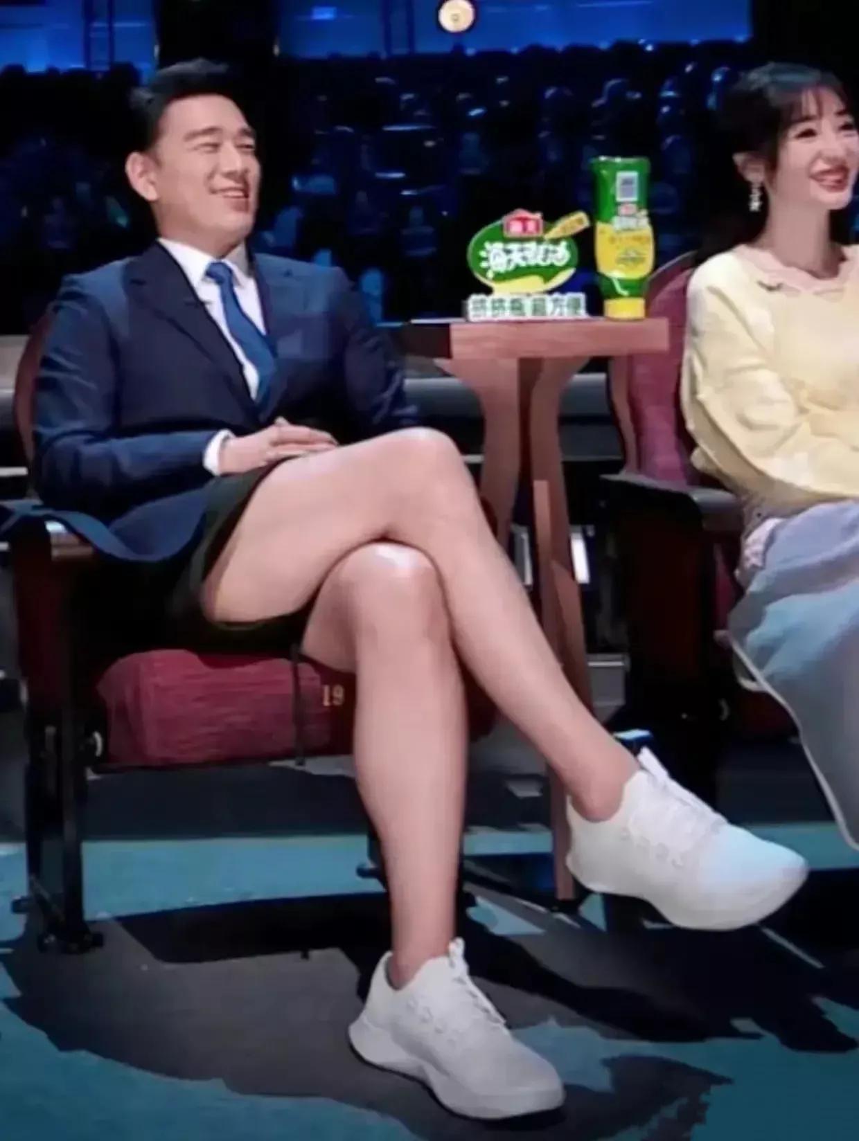 第一眼就是大白腿，太显眼了[捂脸]。
第一次看到男艺人露大白腿，还和女人一样盖毯