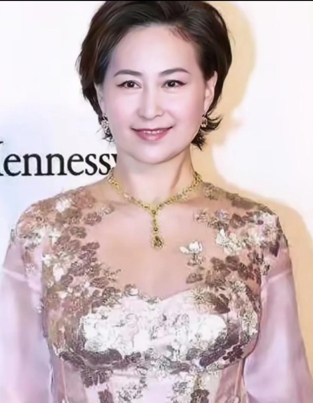 何超群和陈百强的故事，经典中的经典。[比心][比心][比心][比心]
她如今60