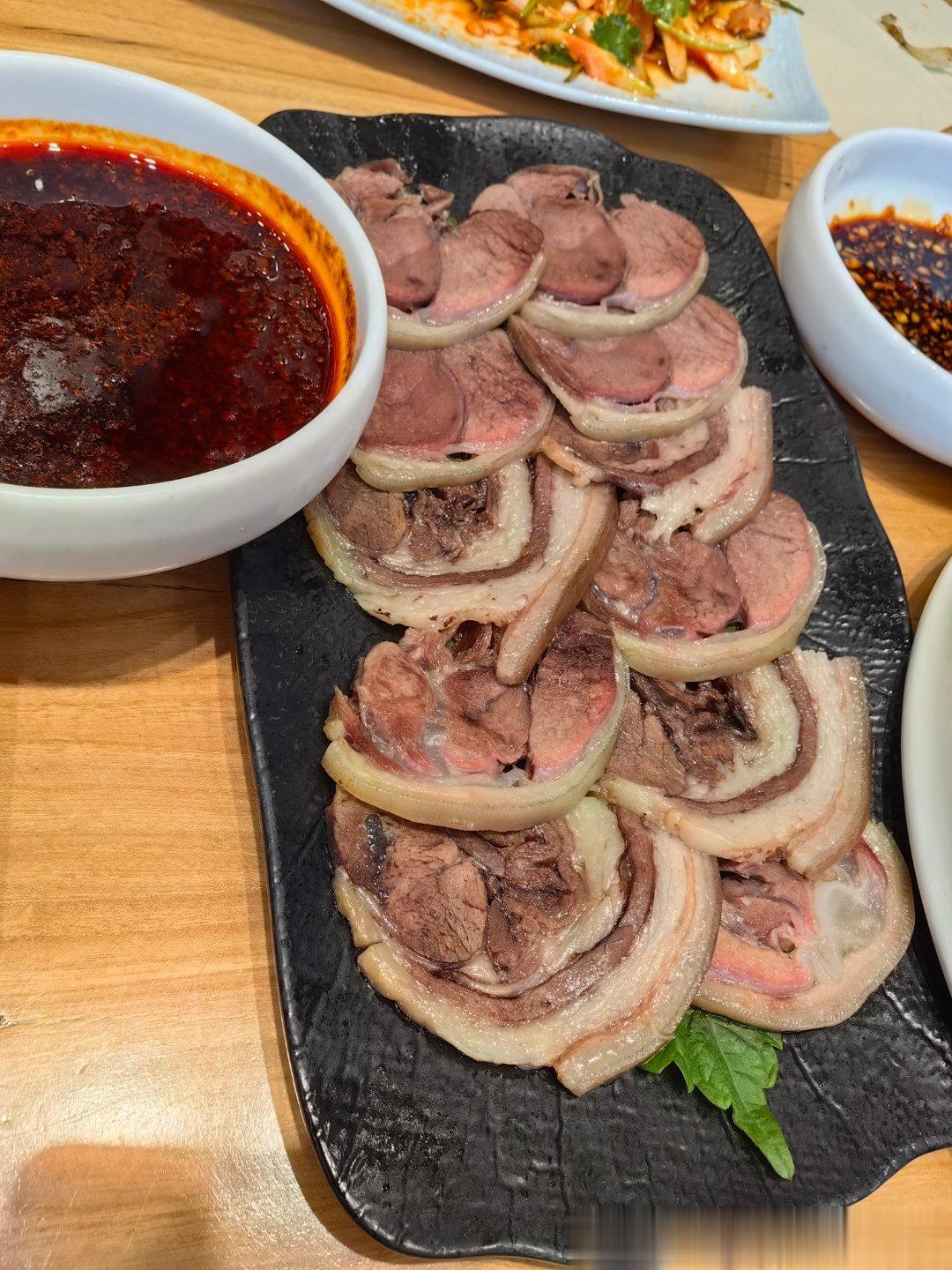 #张捷杂谈# 在东北韩国人的馆子里吃狗肉！东北满人多，满人禁吃狗肉，但韩国人开的