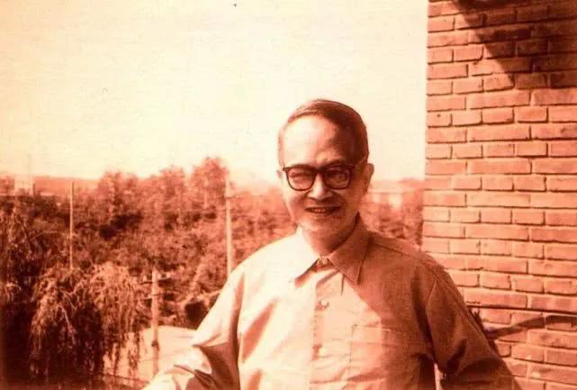 钱钟书说：“天下只有两种人。

比如一串葡萄到手，一种人挑最好的先吃，另一种人把