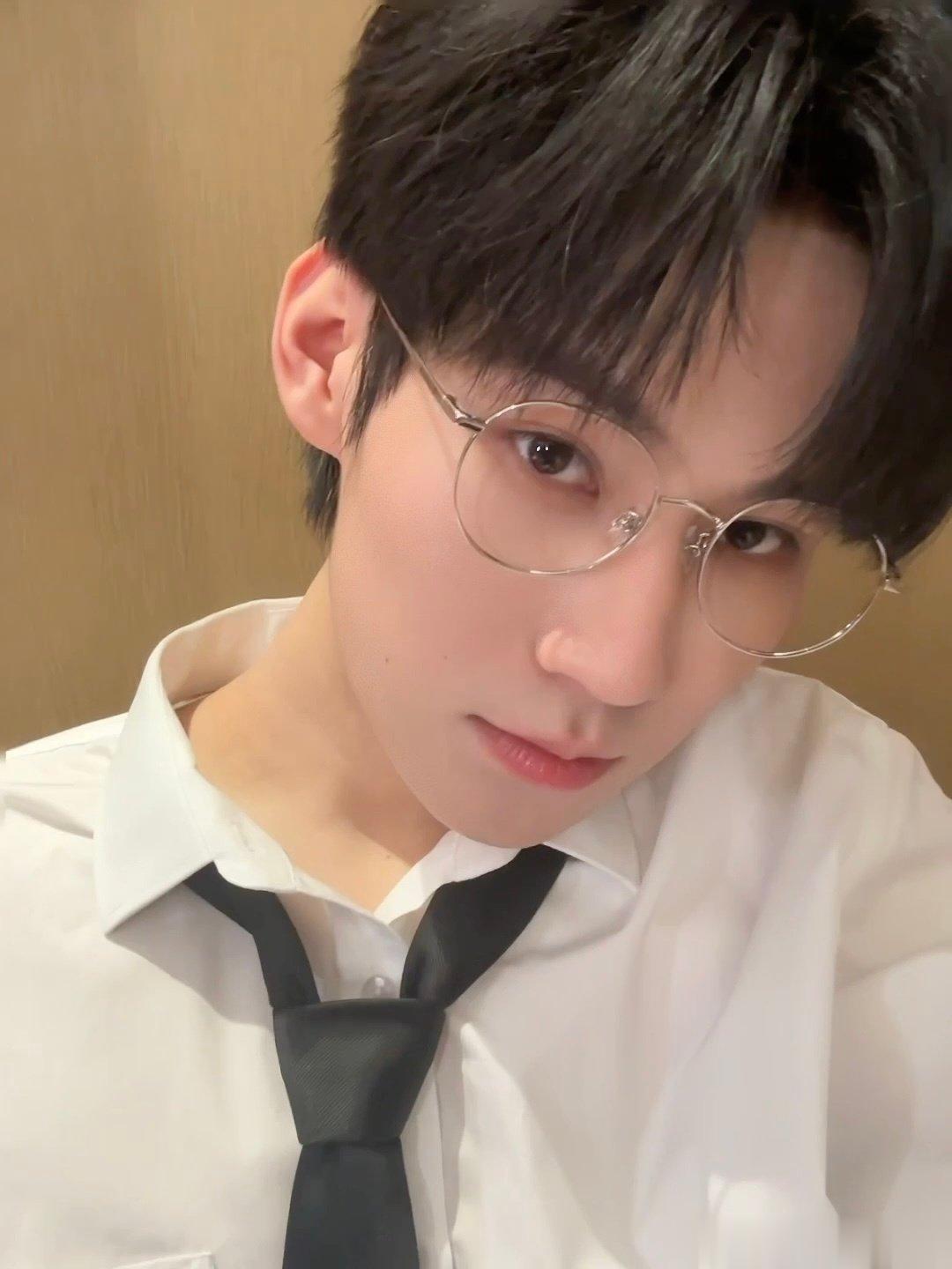 #张真源深夜晒对镜自拍live# 张真源怎么越来越会拍照了？这一次的live图让