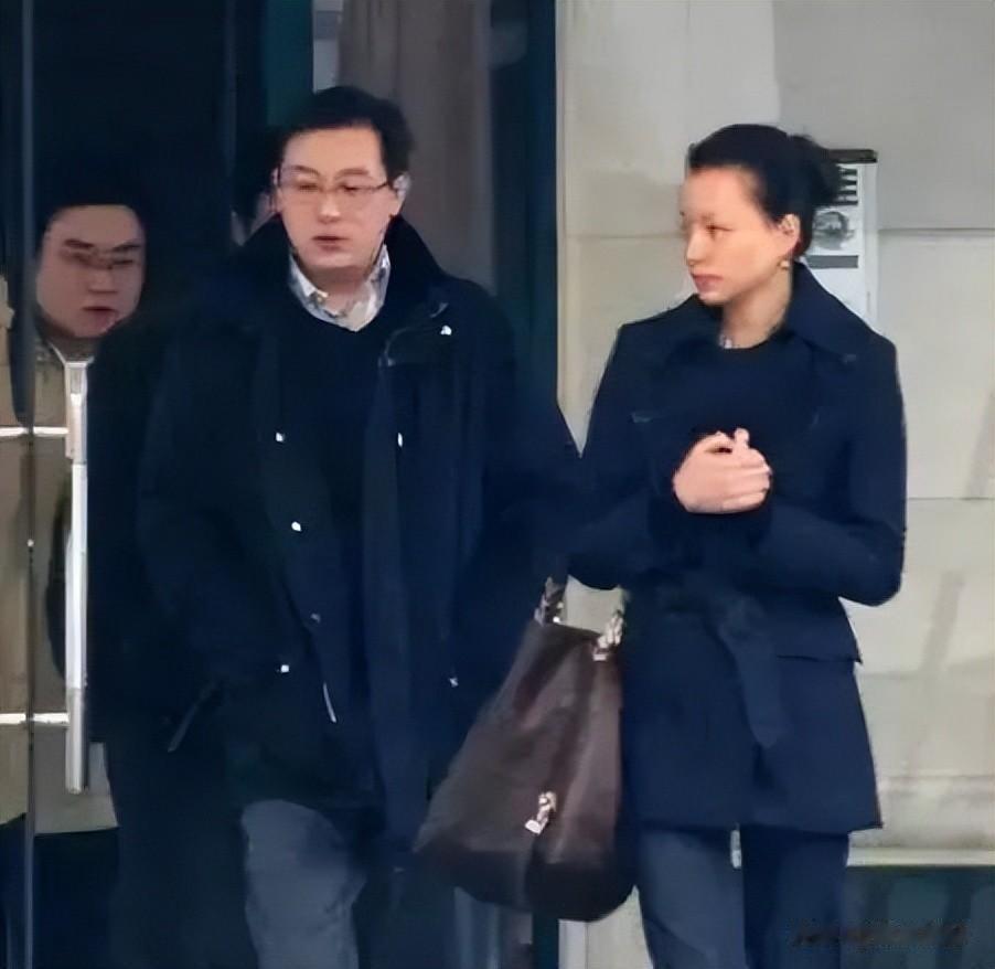 2012年，已经手握央视主持棒的董卿，被拍到跟某男子深夜回公寓的照片，疑似有了新