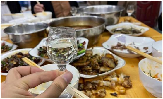 为什么说喝酒不要用一次性纸杯？最好也不要用玻璃杯？反而白瓷杯更合适？听完行家一番
