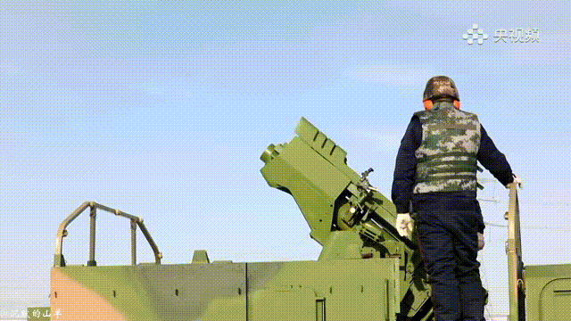 央视介绍的这新型120毫米车载迫击炮，算是半自动，还得人把弹放入上弹装置里，再自