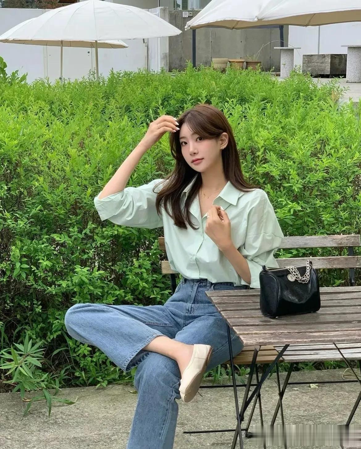 
韩系穿搭🇰🇷｜清新干净又甜美的初春穿搭🍃，整个人都清爽了哦。
  
纯棉