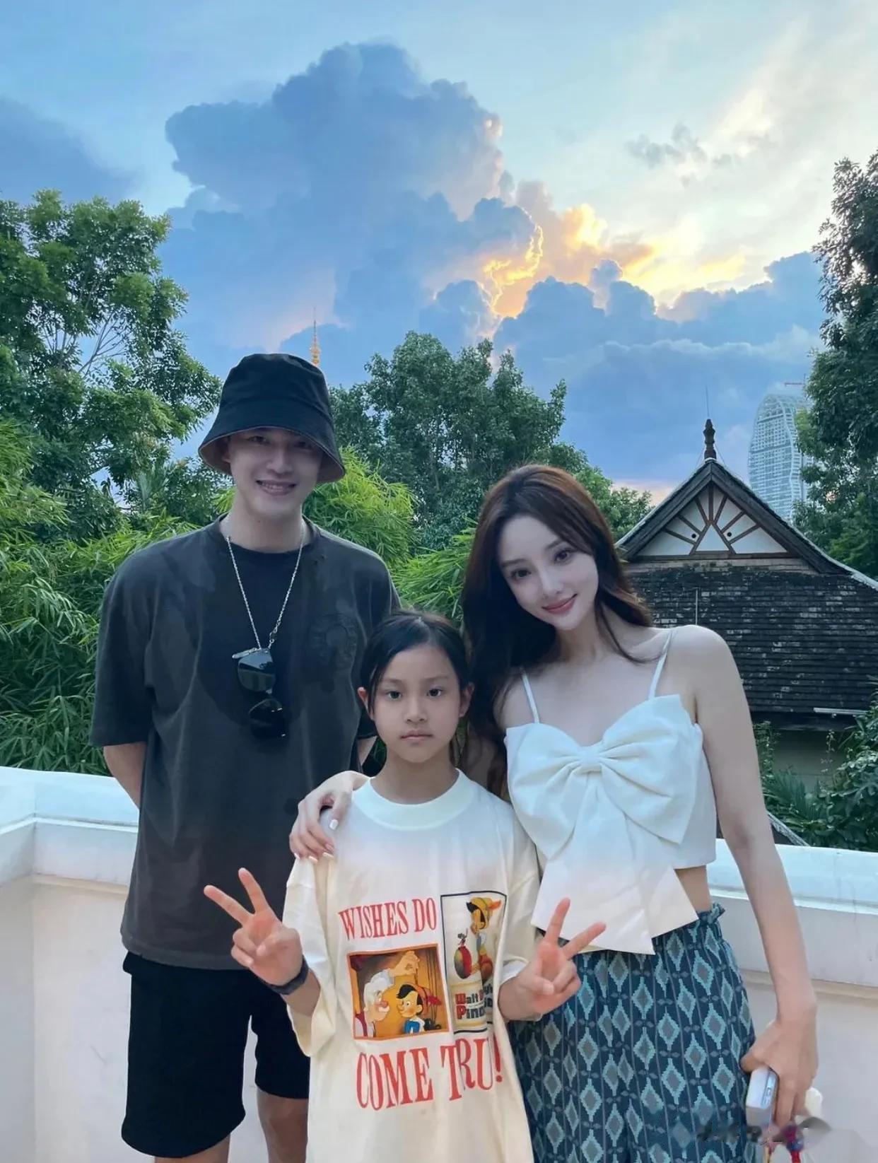 甜馨的表情真是好懂事啊…
最喜欢的星二代，小甜馨，没有之一。
不得不说李小璐是真