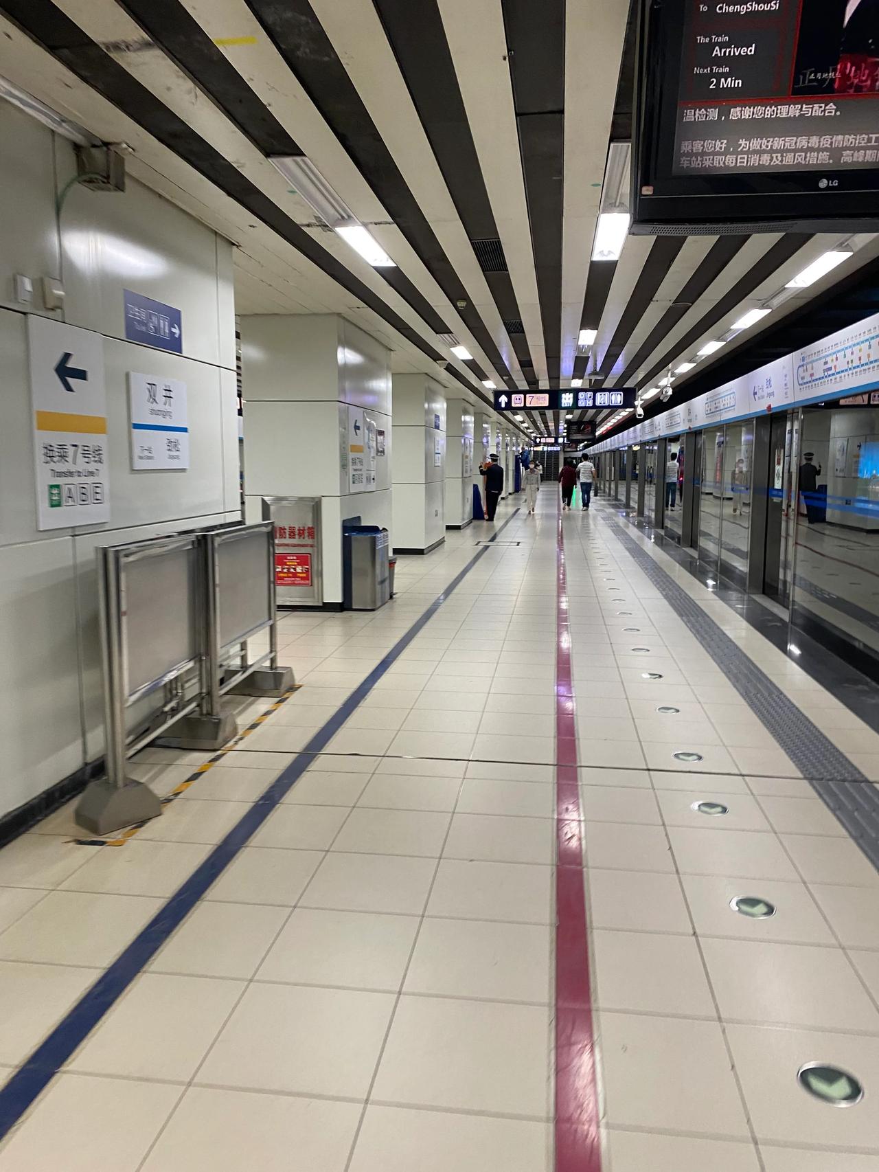 今日早9:00朝阳区：广渠路上行驶的车辆很少，知名堵点双井桥不堵车了；稻香村熟食