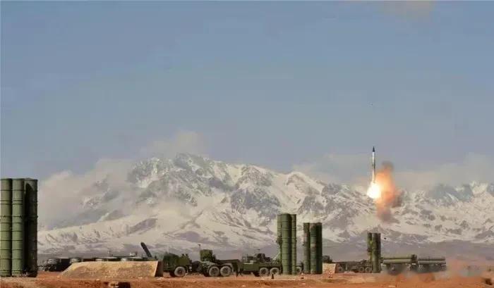 s300防空系统在面对西方国家的战斗机经常成了破烂，不知道土耳其、印度等国家，花