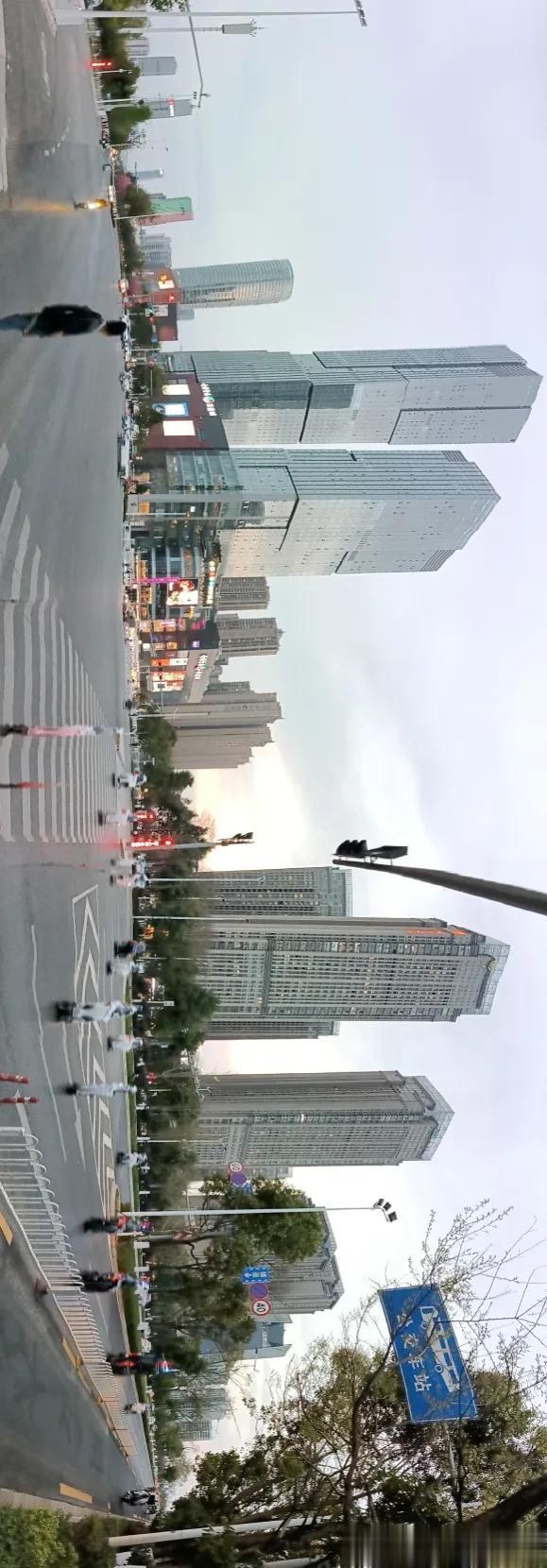 春城无处不飞花，寒食东风御柳斜。
日暮汉宫传蜡烛，轻烟散入五侯家。
～～《寒食》