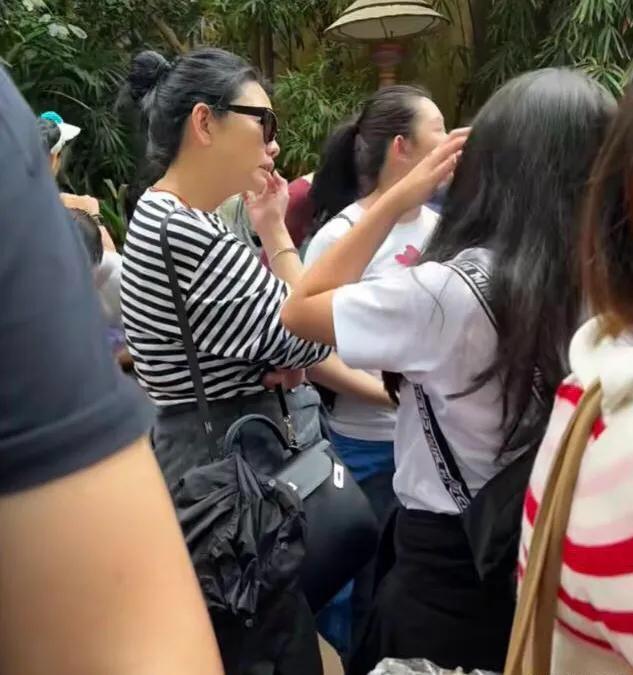 这还是当初那个性感的女神吗？
不过，脱掉性感的外套，在家相夫教子的女人同样也是最