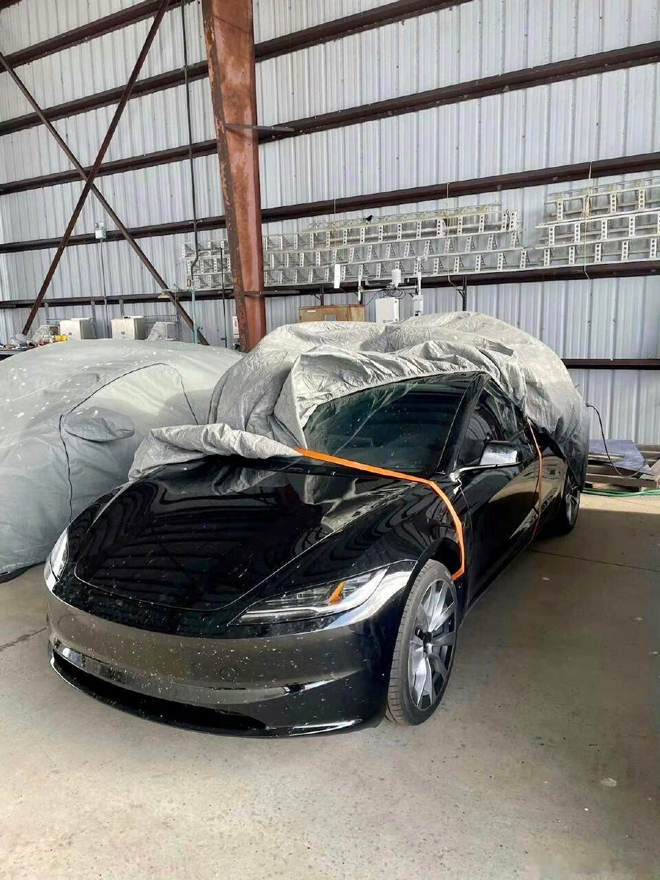 网传新款特斯拉 model 3 前脸曝光照来了。车头大灯改变挺大的啊，有点家族 