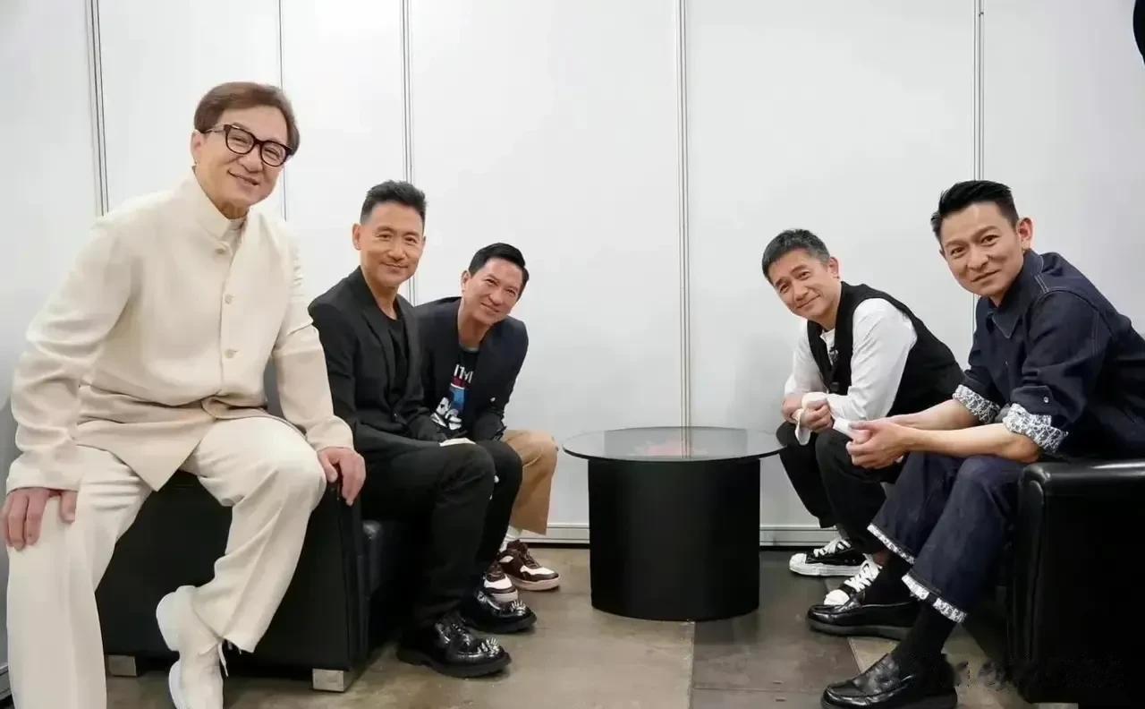 这张合影真是绝了，成龙、刘德华、梁朝伟、张学友、张学辉，真是难得一见，香港最顶尖