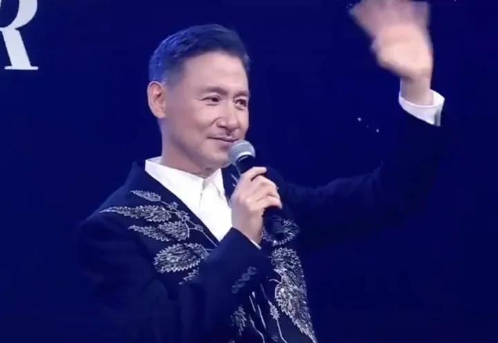 61岁张学友世界巡回演唱会正式启动，也是他出道40年第十次巡回演唱会，现场哽咽表