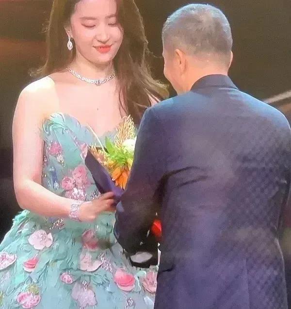 刘亦菲的生图壮了点，圆肩膀粗虎背熊腰，但是依旧好美。

刘亦菲胖了也比那些缝缝补