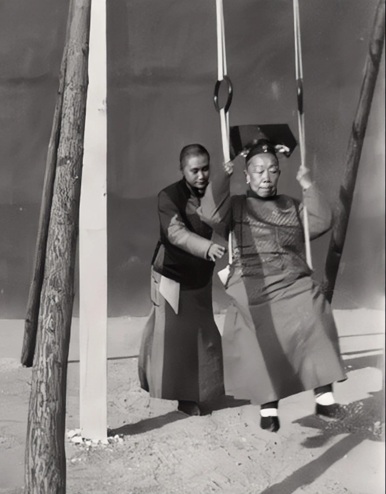 清末皇宫里真实的宫女和太监长这样，这么多年，我们都被清宫剧给骗了。
这是一张清末