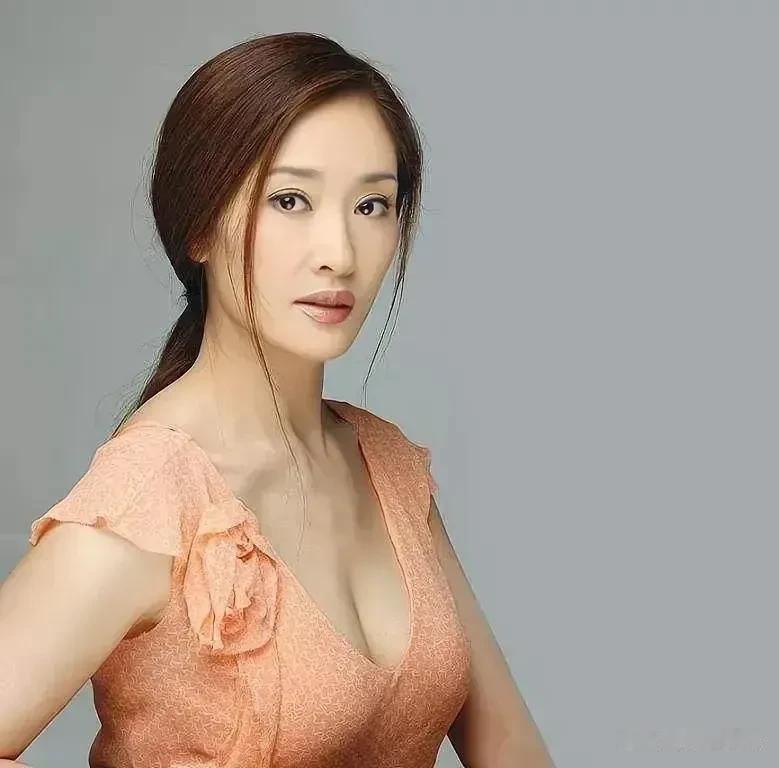 当年的盖丽丽真的很红，是那种美丽与智慧并存的女星，她演技一流，气质出众，可以说盖