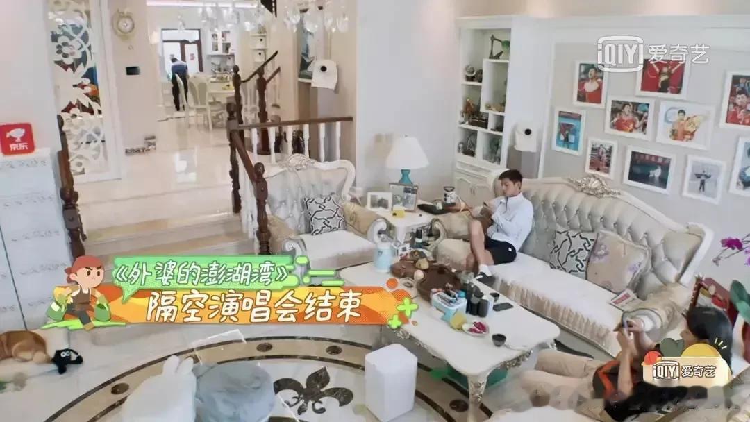 张继科的土豪生活被曝光，车库里停满豪车，穿近万元的拖鞋，戴近百万元的手表。

最