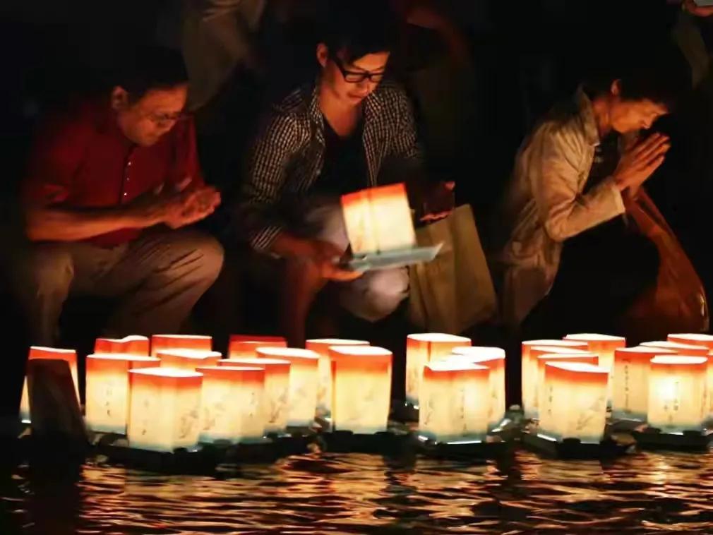 农历七月十五，中国传统的说法是中元节，赣南老家称作“七月半”，这也是一个纪念先人