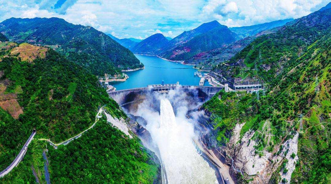 攀枝花，第一次听到这个名字就心生向往。这座以钢铁工业著称的城市，有如此一个妩媚动