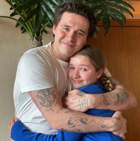 贝克汉姆大儿子抱着妹妹小七大哭
在3月5日贝克汉姆的妻子维多利亚晒出自己的儿子和