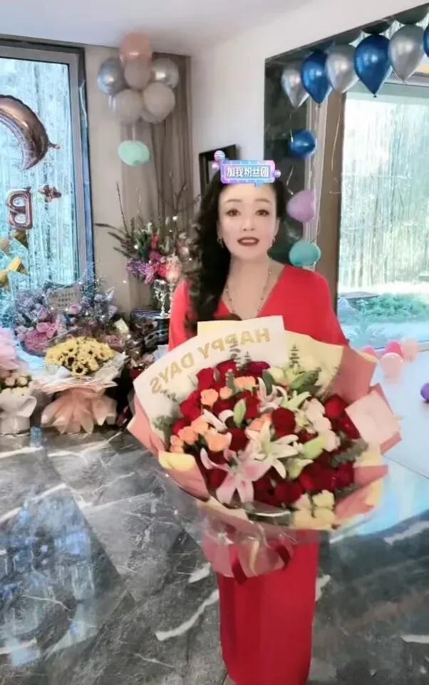张兰今天过生日，下午时换到了兰姐家里的老直播间里直播，粉丝们都说这个地方老亲切了