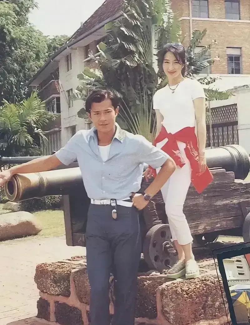这张图片中的美女是谁，感觉和古仔好搭配

古天乐本来就是混混出道，年少气盛，又不