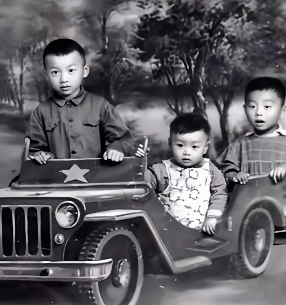 三兄弟跨越50年的两张合影，一看就不是出身于一般家庭。
50年前，三兄弟在照相馆