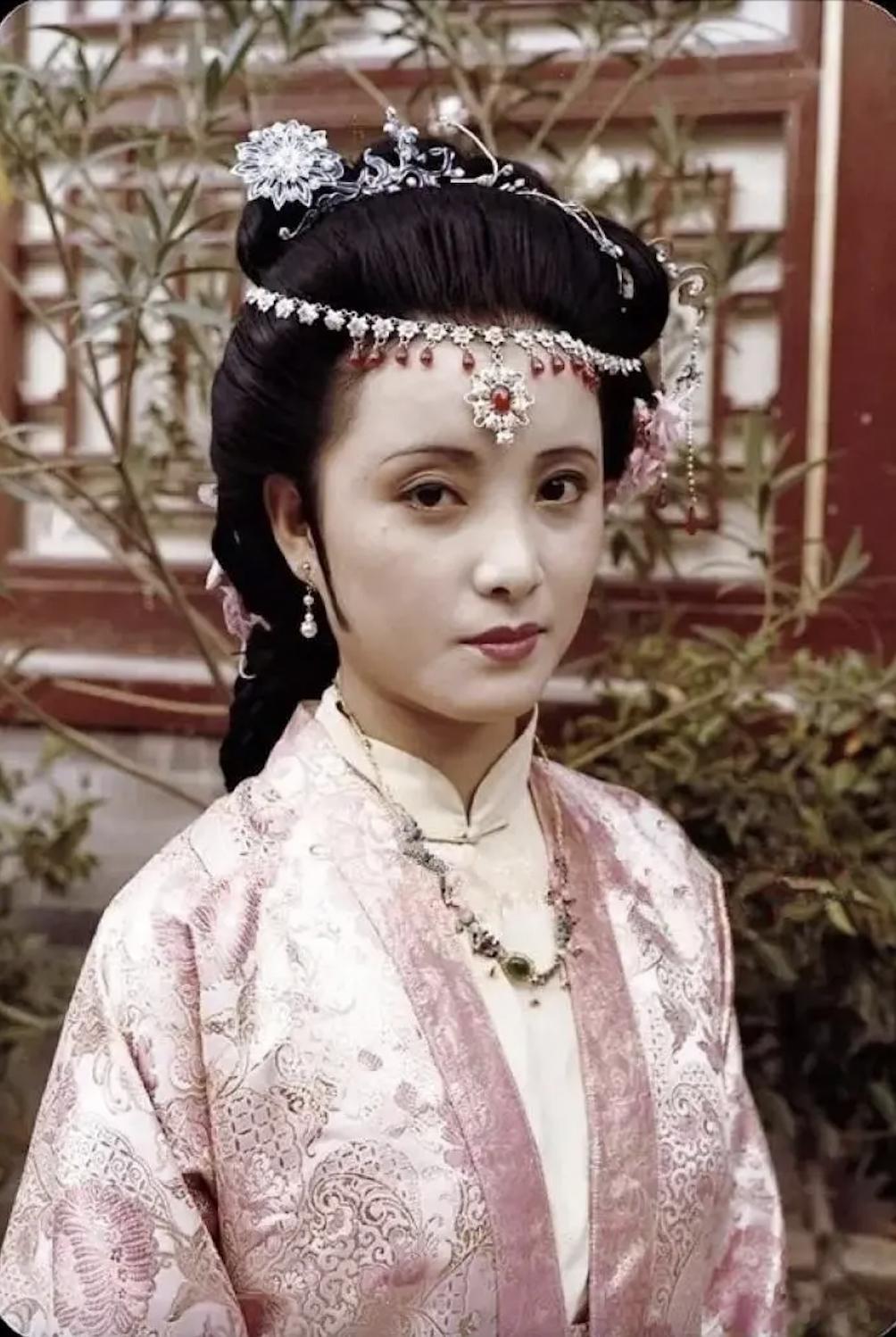 重刷87红楼梦。在剧里秦可卿死的时候贾蓉没穿丧服。妻子死了丈夫应该穿丧服。按五等